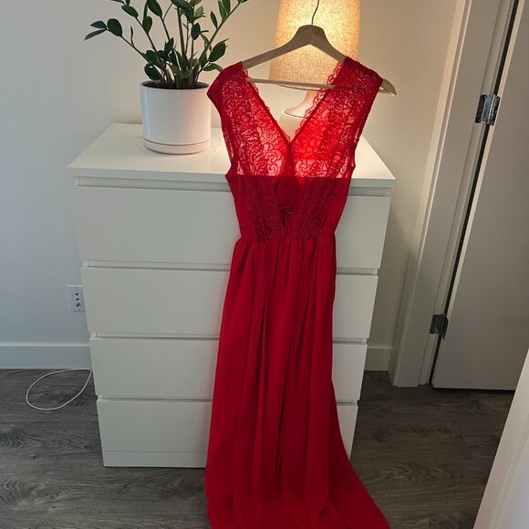 Elegant Red Lace & Chiffon Evening Gown - Picture 4 of 6